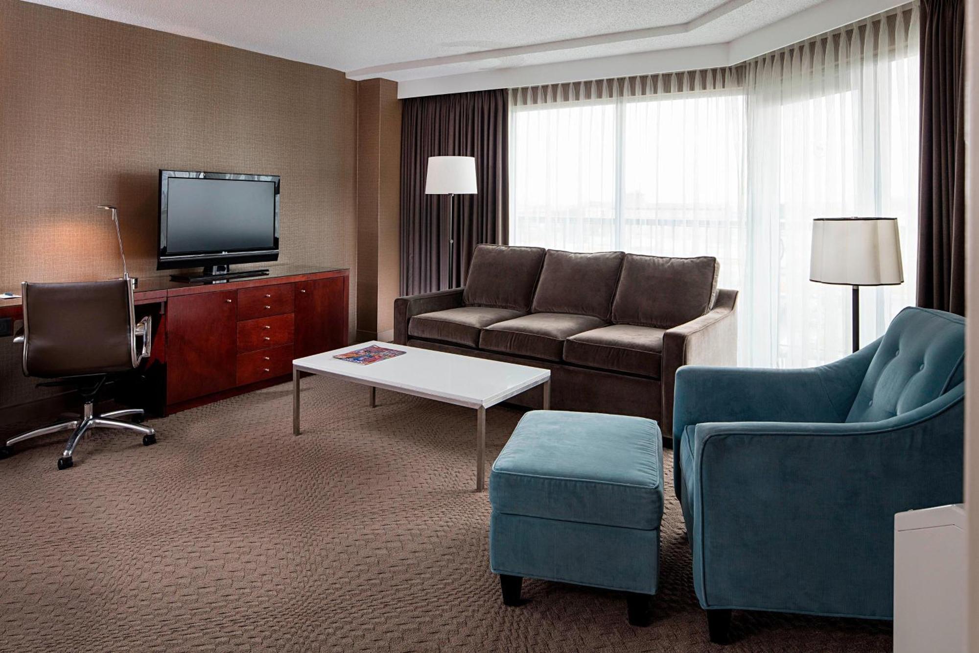 Sheraton Cavalier Calgary Hotel Exterior foto