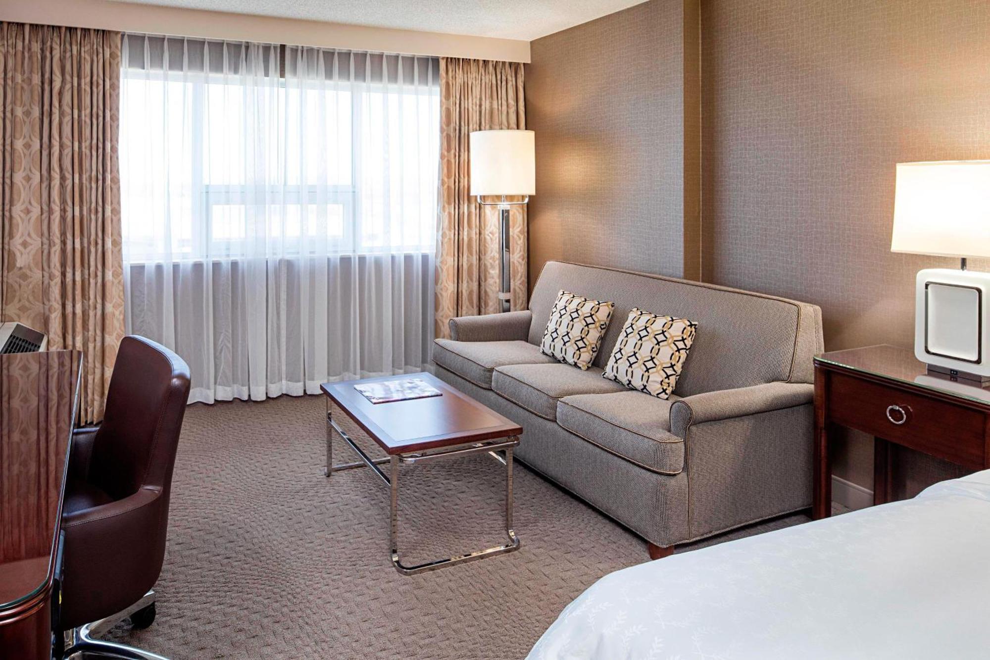 Sheraton Cavalier Calgary Hotel Exterior foto